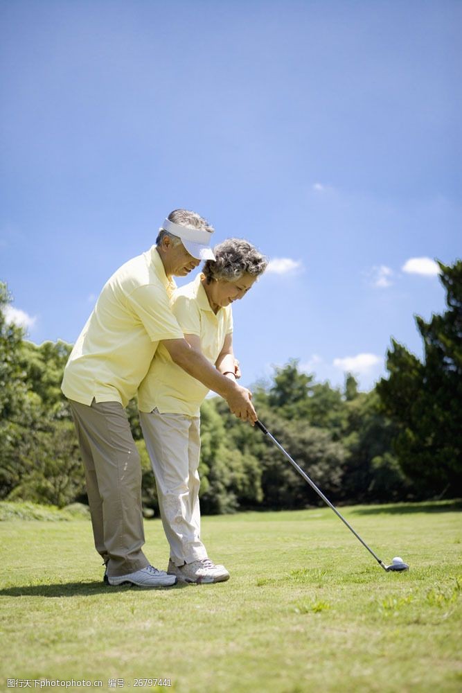 休闲高尔夫老年人幸福户外生活图片