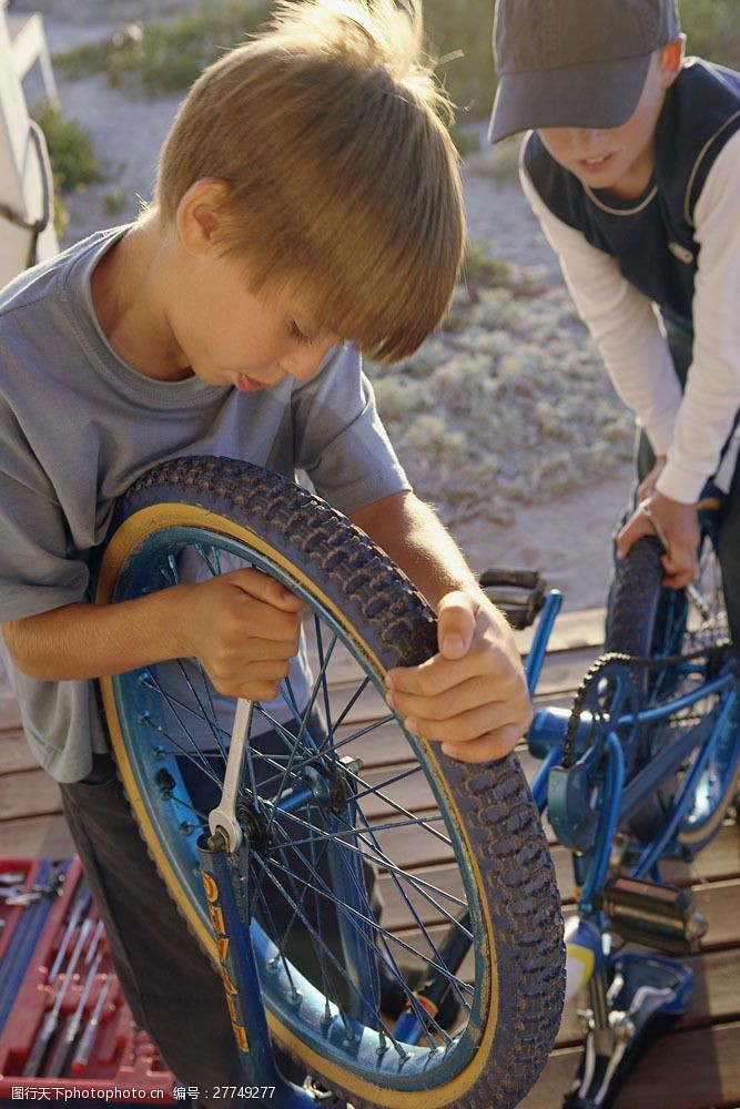 学自行车的小孩修车的小男孩图片