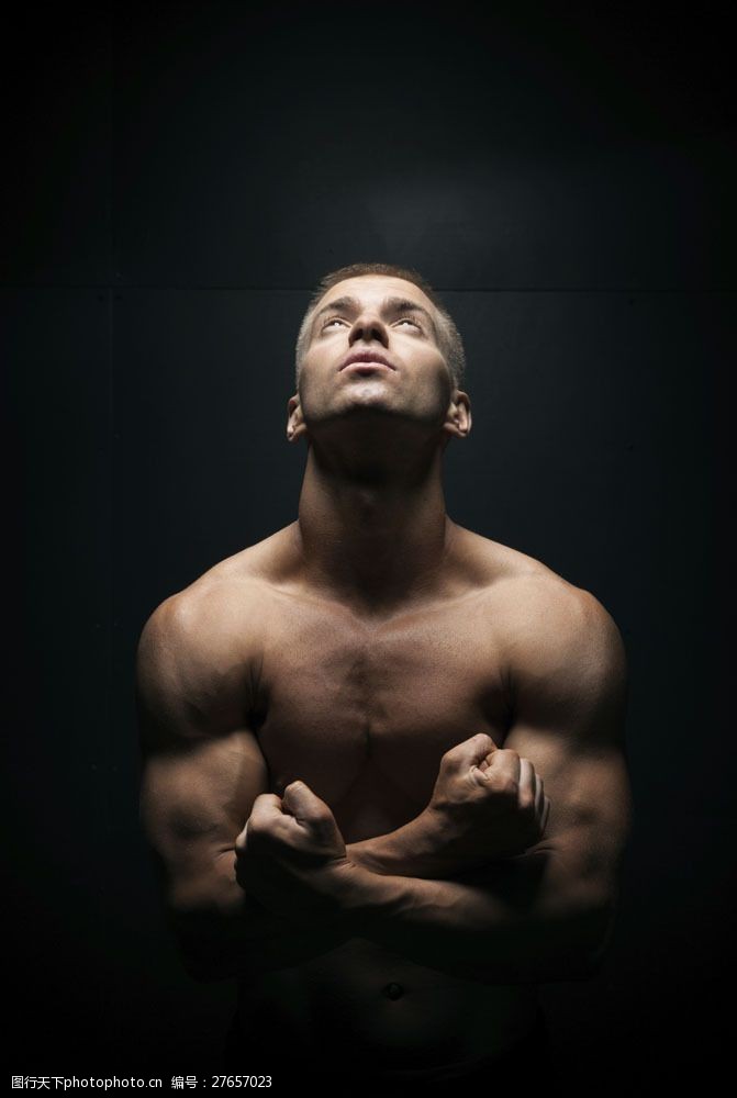 腹肌展示展示肌肉的男人图片