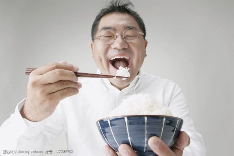 张嘴正在吃白米饭的男人图片