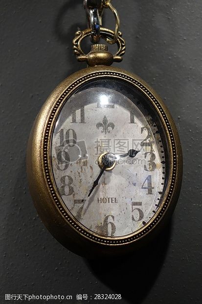 古老的钟挂着的金色表