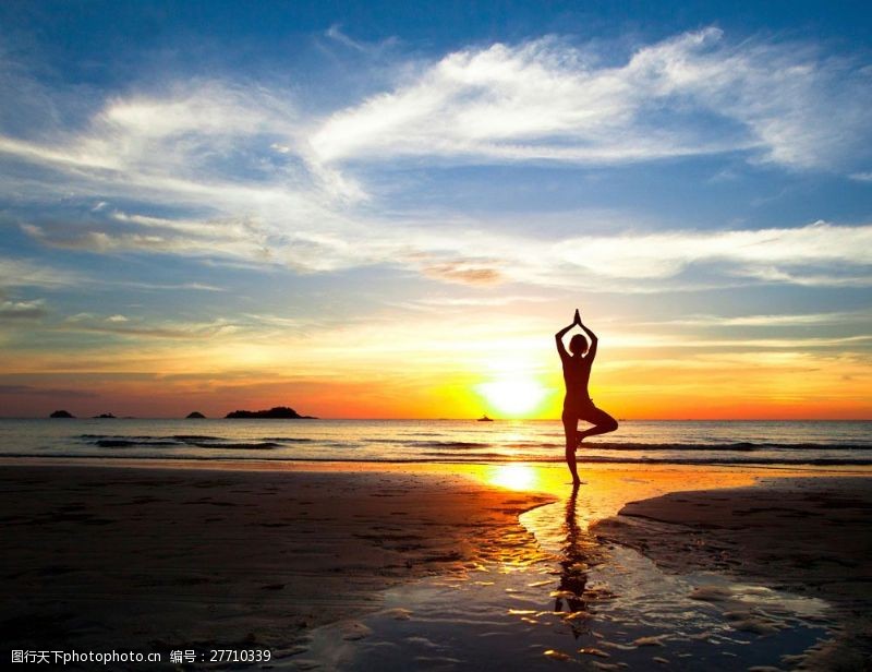 健身的美女黄昏海滩练瑜伽的女人图片