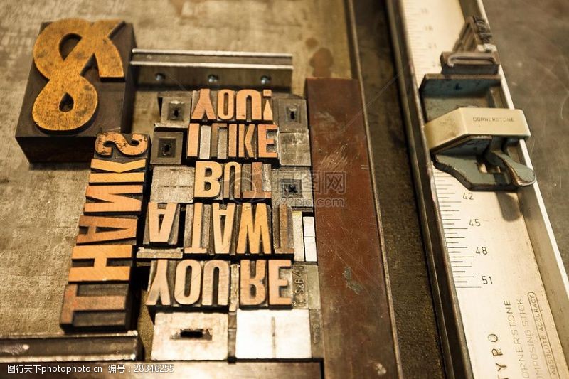 金色字母金属的活版印刷