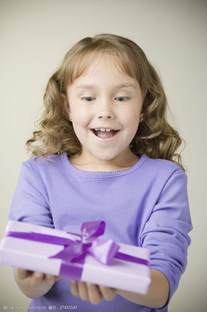 微笑礼物拿着礼物盒的外国小孩子图片