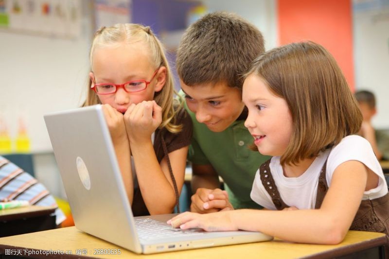 laptop三个玩电脑的儿童图片