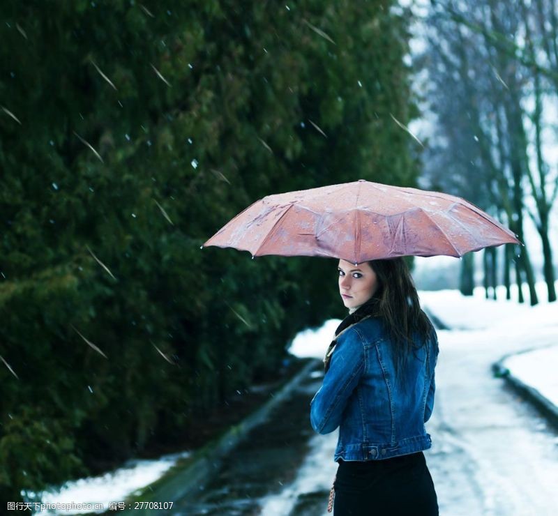 假日休闲女性下雪天打伞的女孩图片