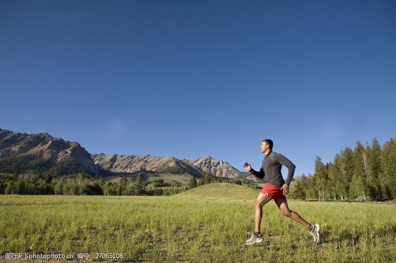 健身锻炼野外跑步的男人图片