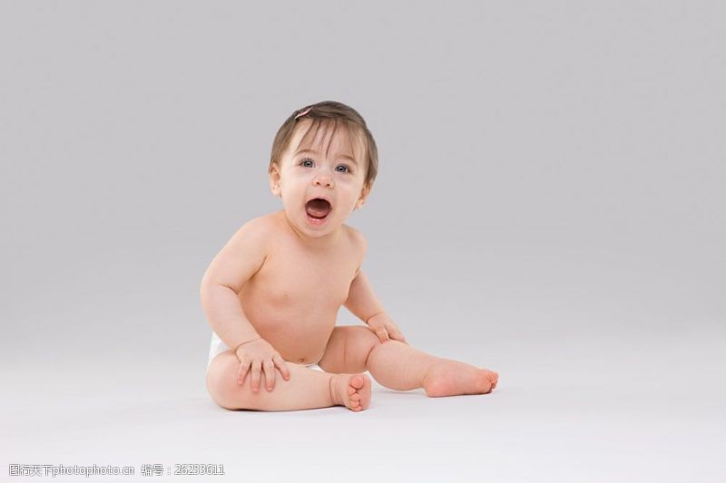 婴儿脚坐着大叫的宝宝图片