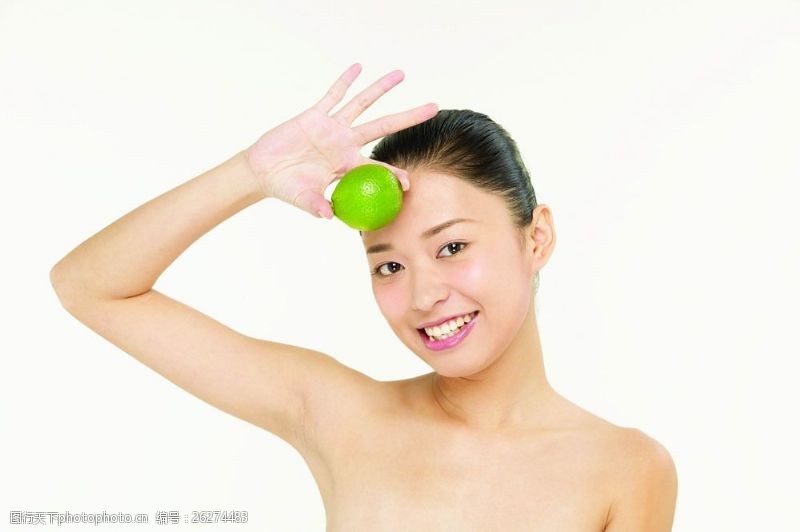 减肥的美女手拿柠檬的健康美女图片