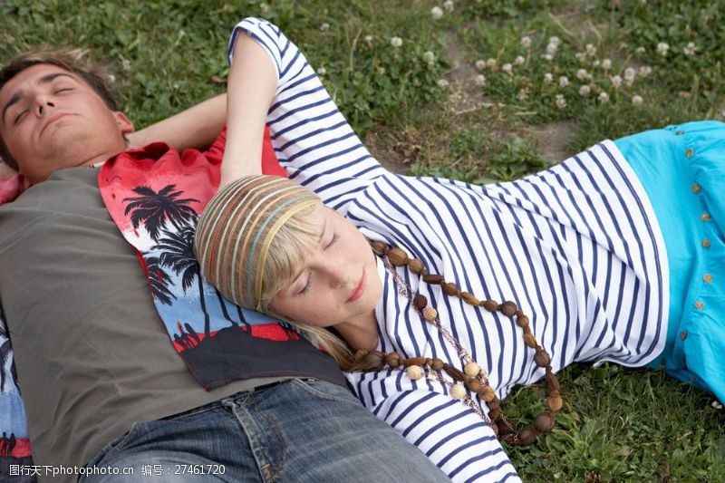草帽女孩躺在草地上的情侣图片
