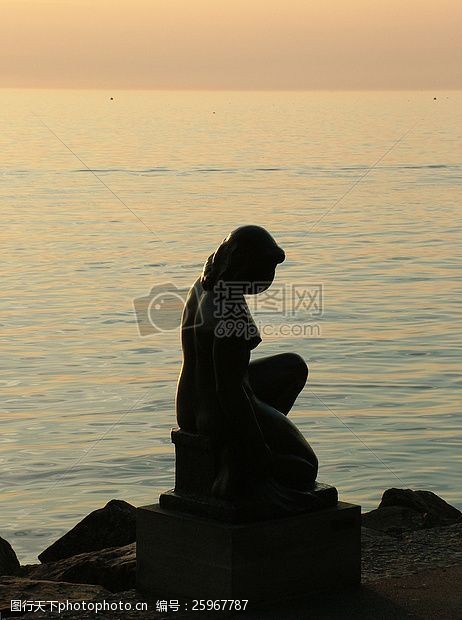 日内瓦湖屹立在海边的雕像