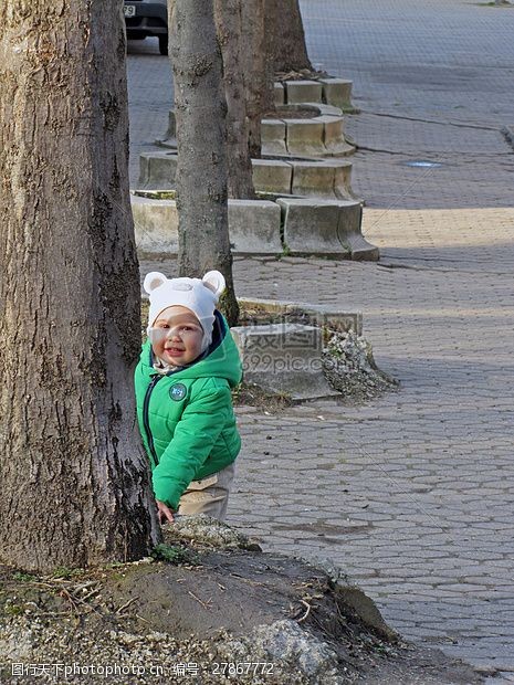 户外玩耍在树木旁玩耍的孩子
