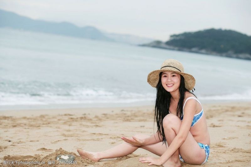 泳衣模特坐在海边沙滩上的美女图片