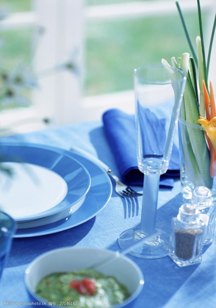 蓝色蔬菜餐桌布置图片