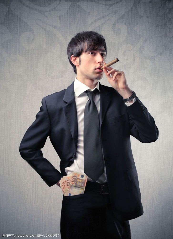 男士腰带抽烟的商业男士图片