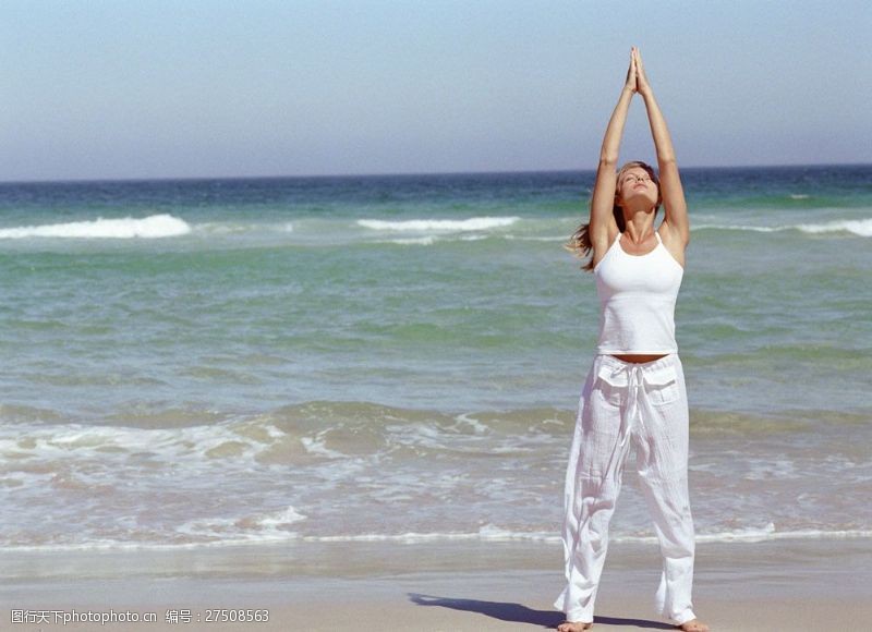 健身的美女海边练瑜珈的女性图片