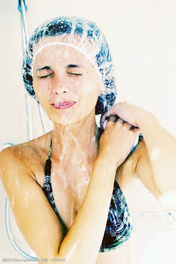 洗发水女人沐浴中的性感美女图片