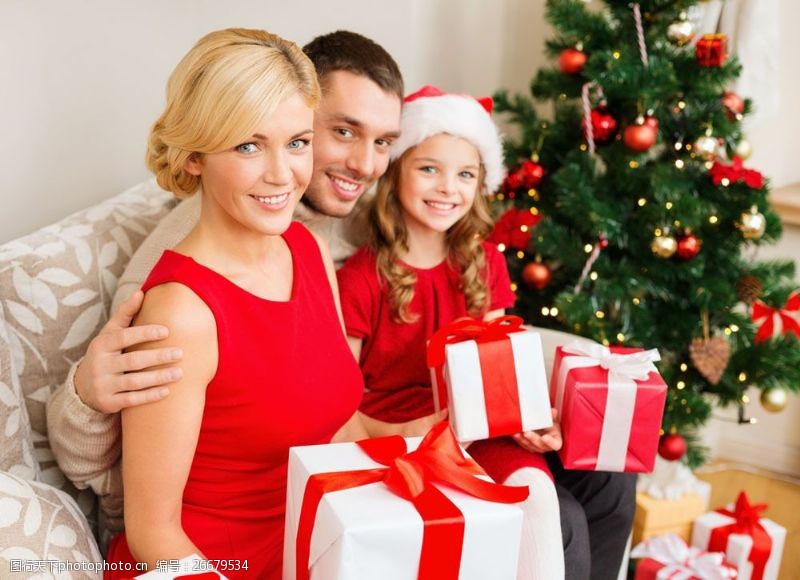 微笑礼物拿着礼物过圣诞节的一家人图片