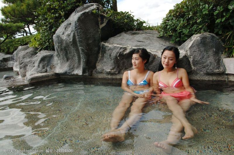 泳衣模特泡温泉的两个美女图片