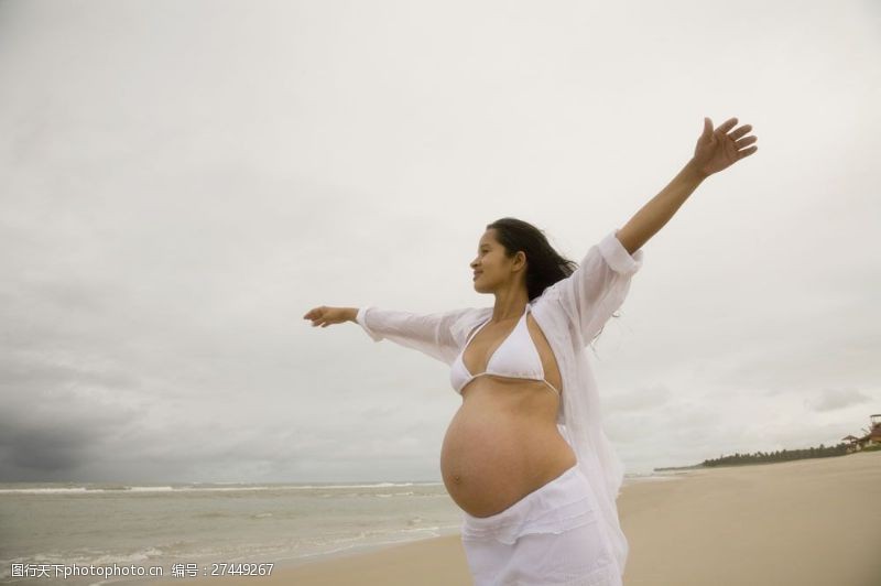 海滩上的美女沙滩上的孕妇图片