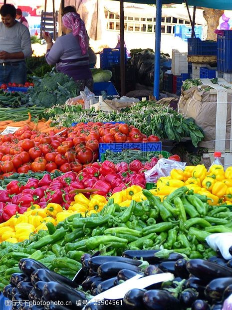 红红的辣椒市场里的有机蔬菜摊位