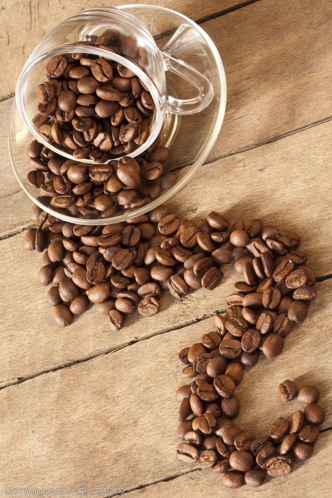 咖啡豆摆放装有咖啡豆的透明咖啡杯图片