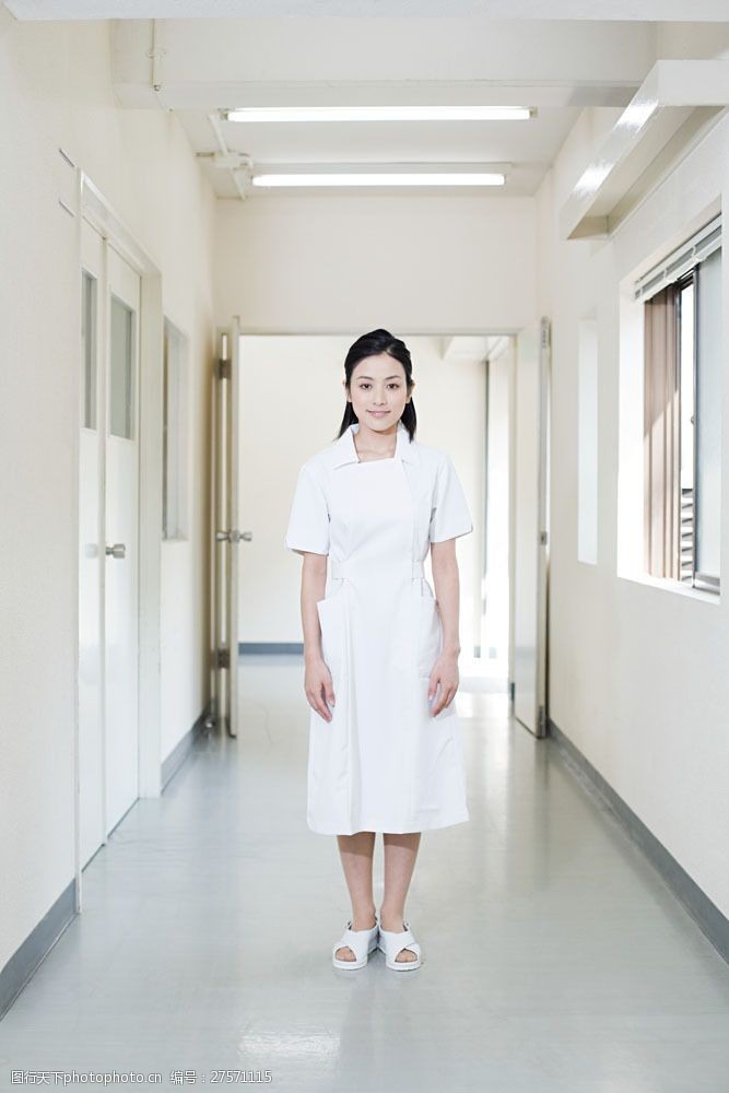 亲切笑容走廊过道里的护士美女图片