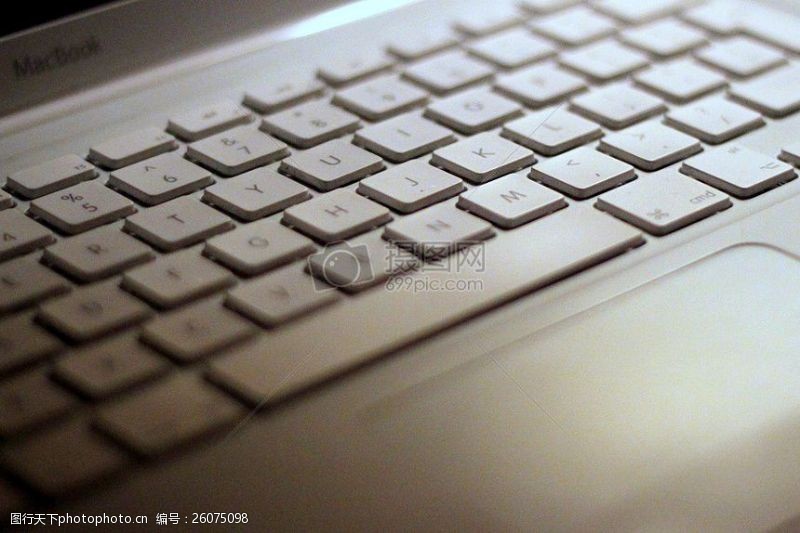 红苹果白色的电脑键盘