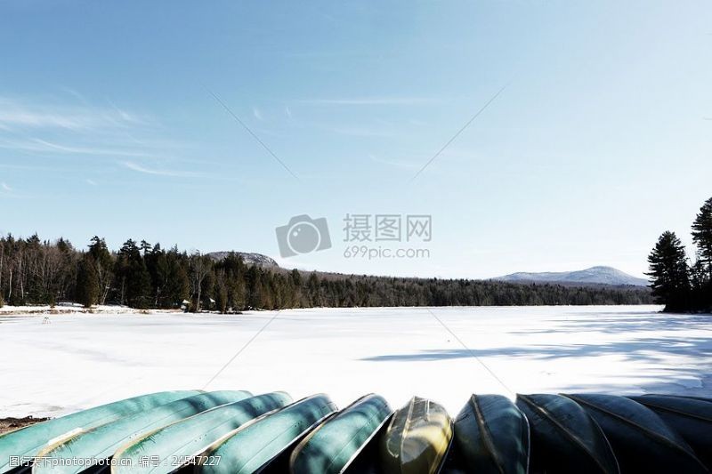 ice白天蓝皮划艇靠近雪