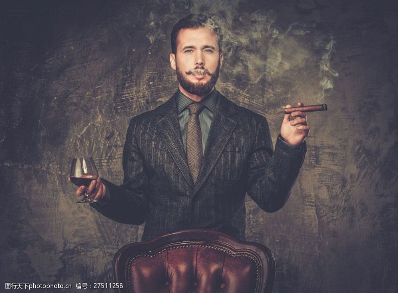 魅力抽雪茄喝红酒的男士图片