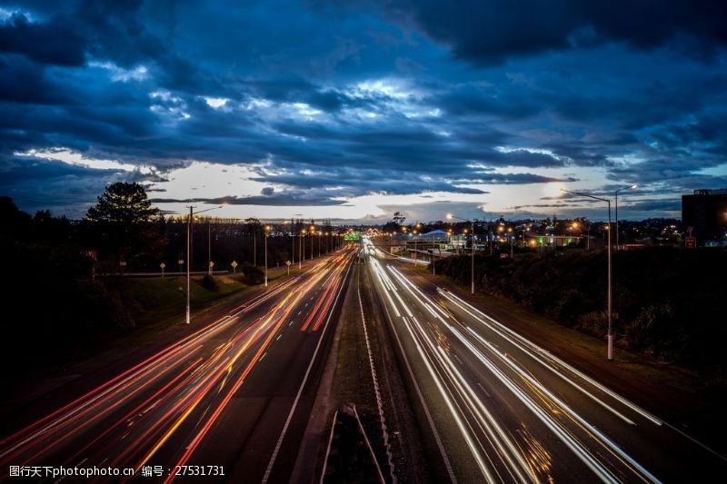 高速璀璨城市公路夜景图片