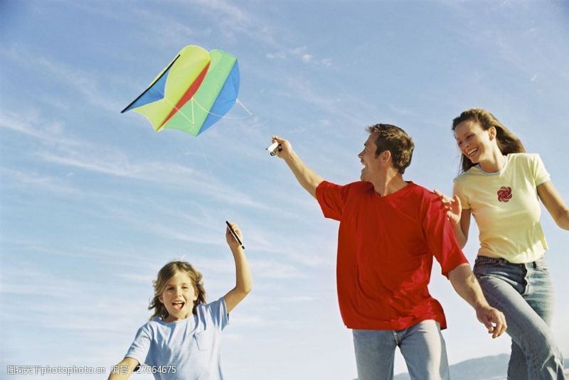 小夫妻放风筝的家庭人物图片
