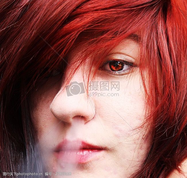 吹头发红头发的女人