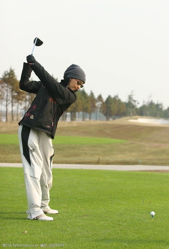 高尔夫挥杆女子高尔夫球手图片