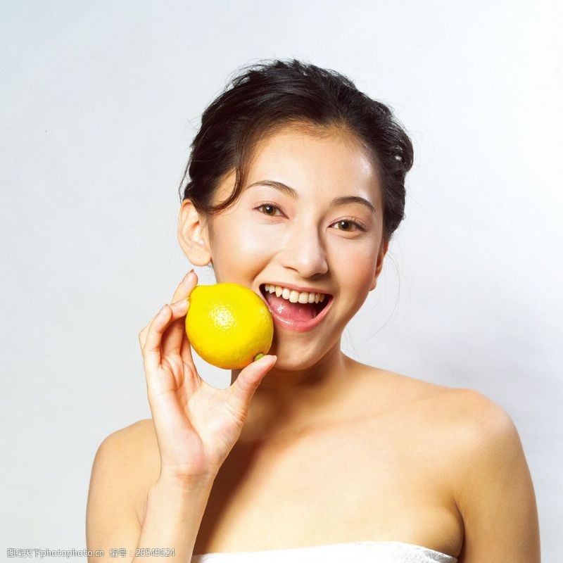 瘦身模特手拿柠檬的健康美女图片
