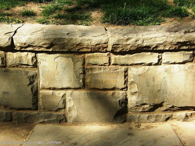凹凸用石头砌成的墙壁