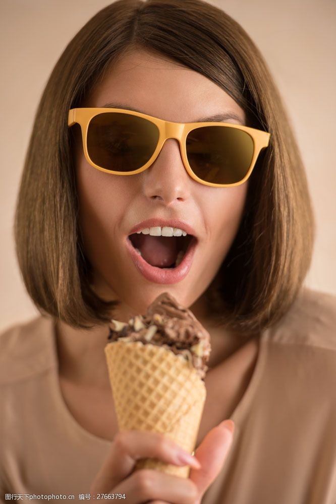 时尚冰淇淋吃冰激淋的墨镜女孩图片