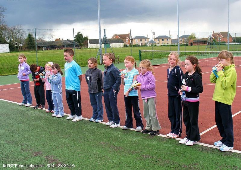 運動外國兒童學網球图片