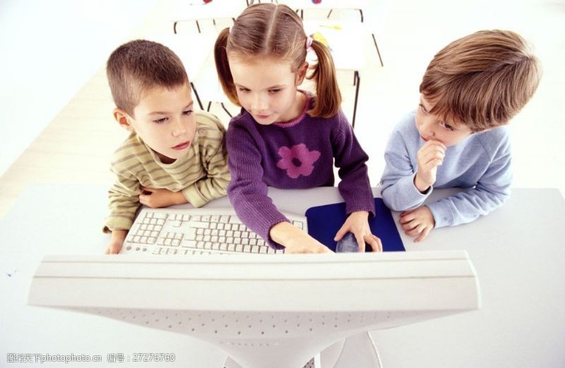 课外学习电脑的外国儿童图片