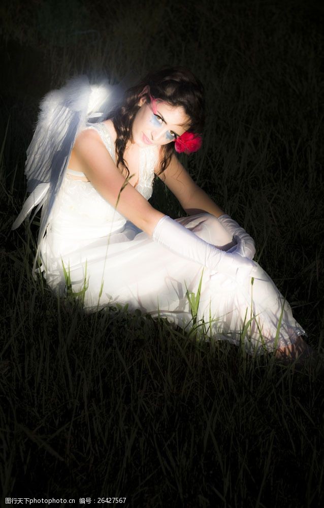 性感好身材坐在草地上的天使图片