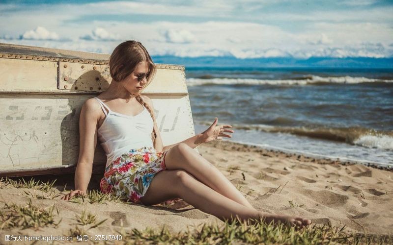 海滩上的美女坐在海滩上的性感女孩图片