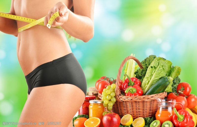 瘦身模特减肥美女与新鲜蔬菜水果图片