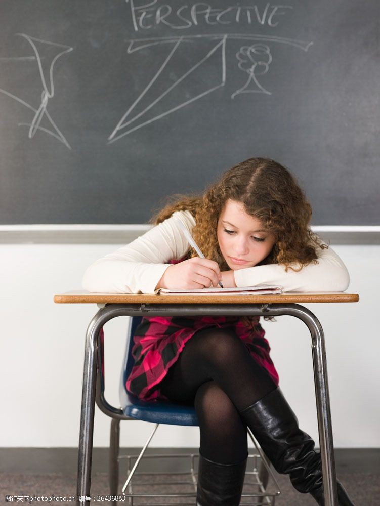 中年女子趴着课桌上写字的女孩图片