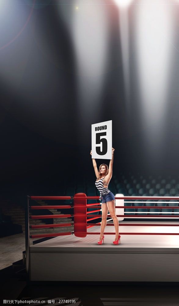 运动的美女拳击台边缘上举着三号牌的美女图片