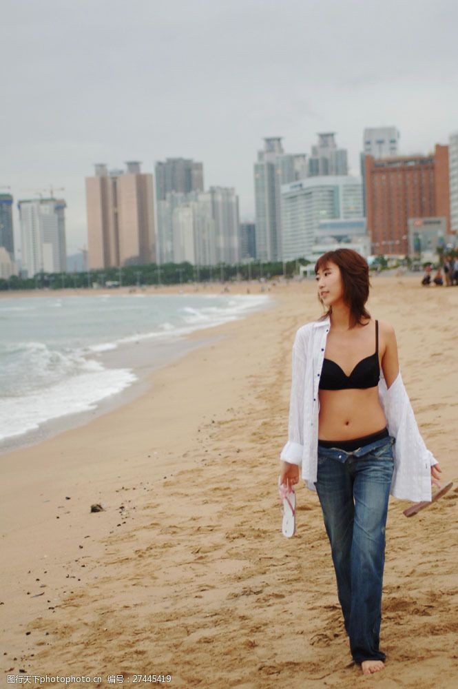 海滩上的美女沙滩上行走的美女图片