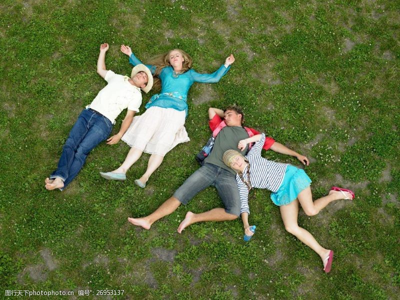 草帽女孩躺草地上的男女图片