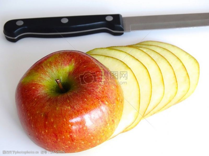 层次苹果被刀切成片的苹果