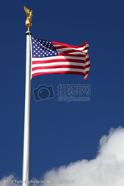 红色七月风中的美国国旗