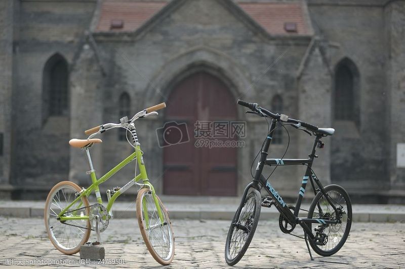 户外骑行古建筑前的自行车