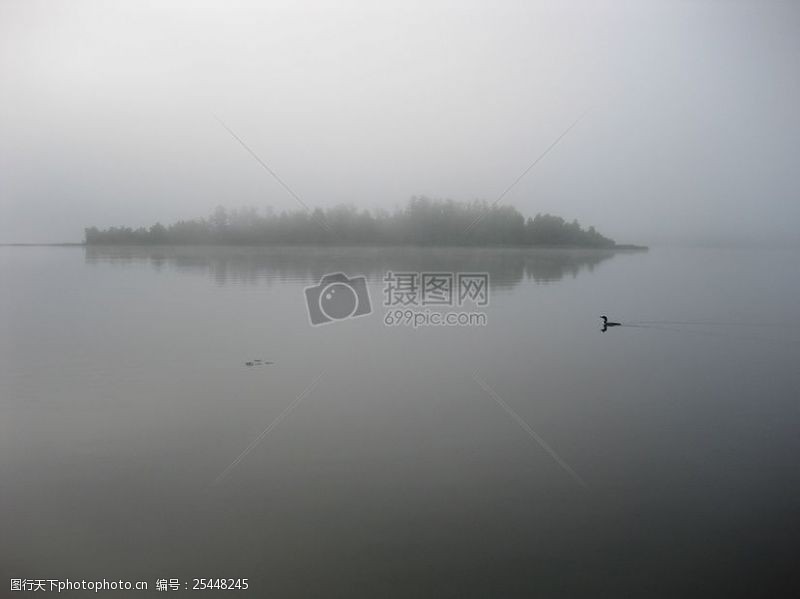 明尼苏达龙和湖在雾中